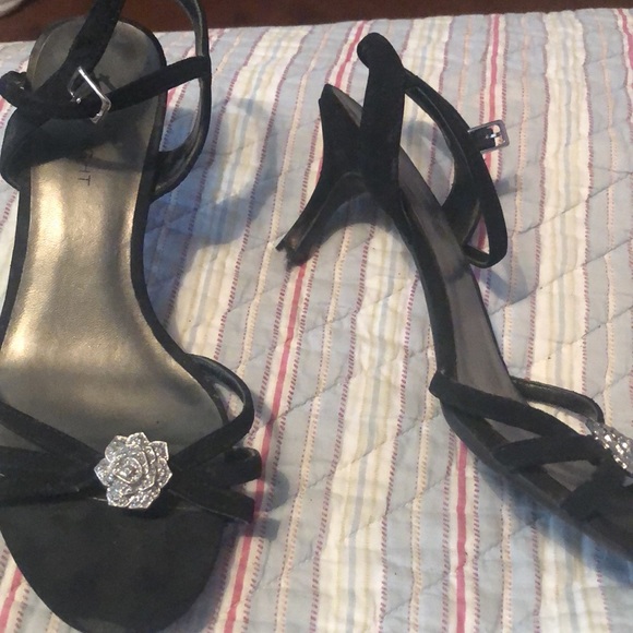 Black kitten heel with silver accent - Picture 2 of 2